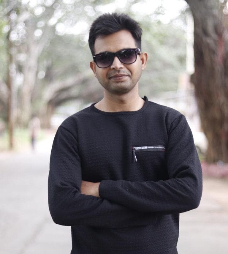A small town parasia Madhya Pradesh is the boy (Sumit Mehra) of Mumbai is in the mumbai, his name of illumination