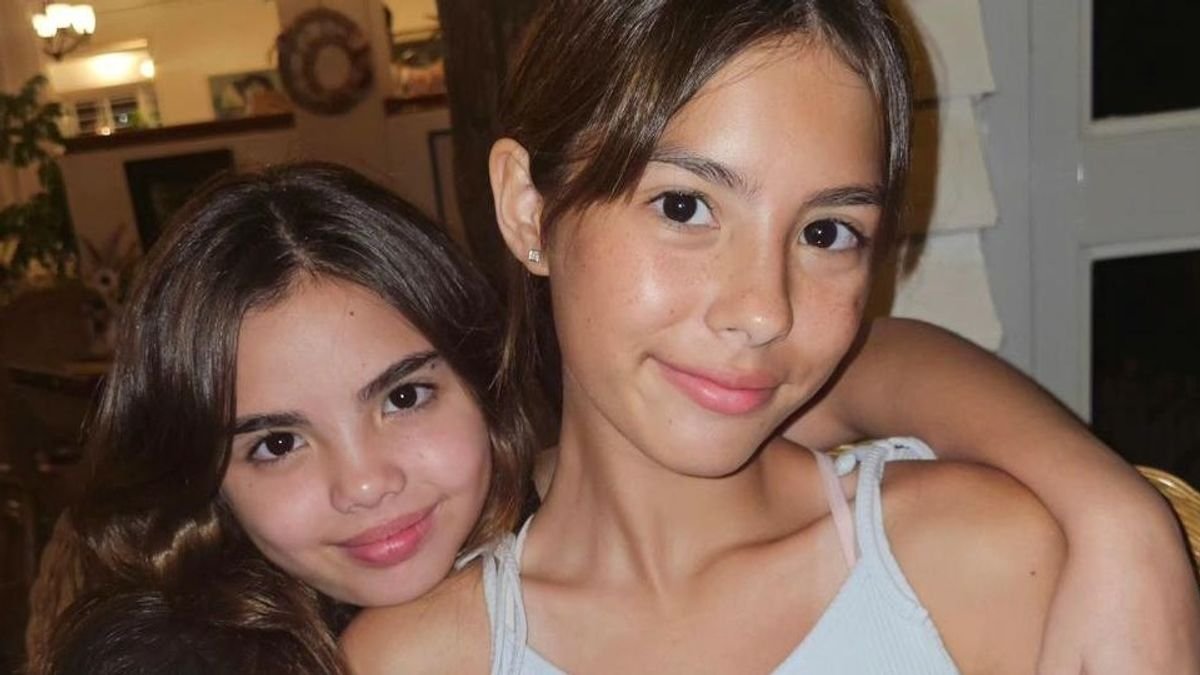 Kendra and Scarlett Kramer