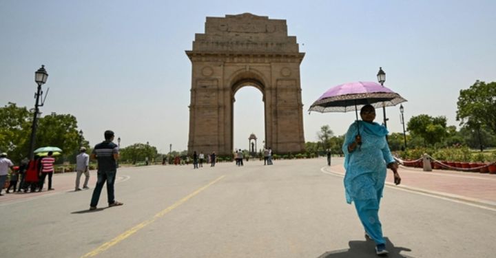 IMD Issues Heatwave Alert for Delhi and Surrounding States; Temperatures Set to Soar to 42°C