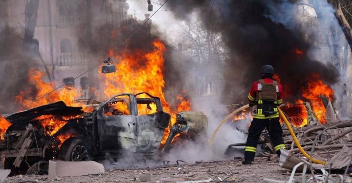 Zelensky Invites Trump to Witness Ukraine’s War Impact Amidst Peace Negotiations