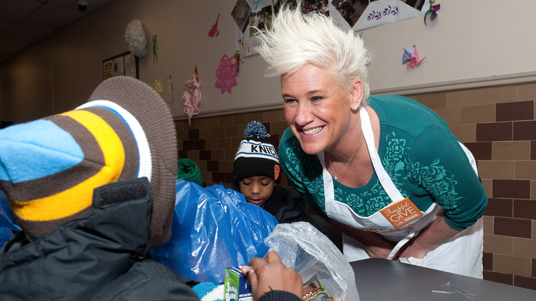 Anne Burrell volunteering at a food bank in 2014
