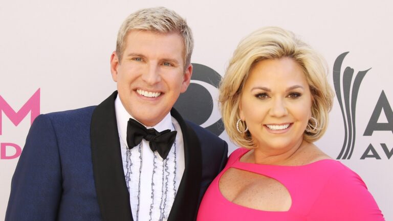 Pink Flags In Julie & Todd Chrisley’s Relationship Are Actually Worrisome