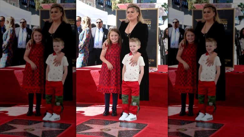 Kelly Clarkson posing with her kids