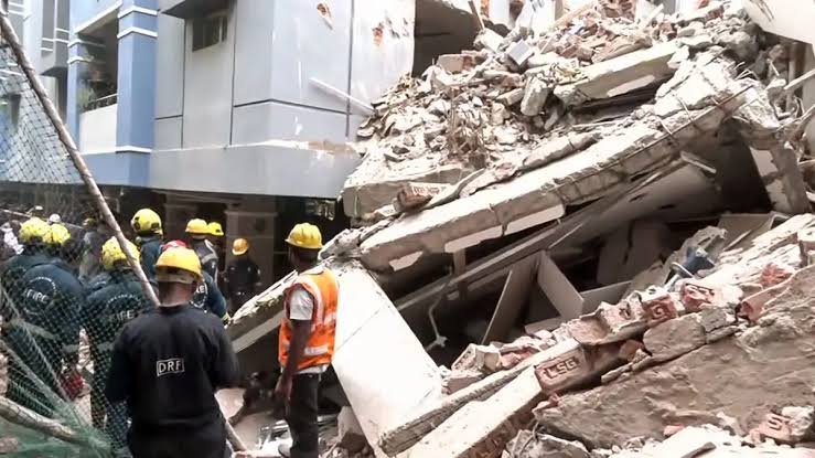 Delhi Building Collapse Near Satya Niketan: 25-30 Students Feared Trapped, Rescue Operation Underway